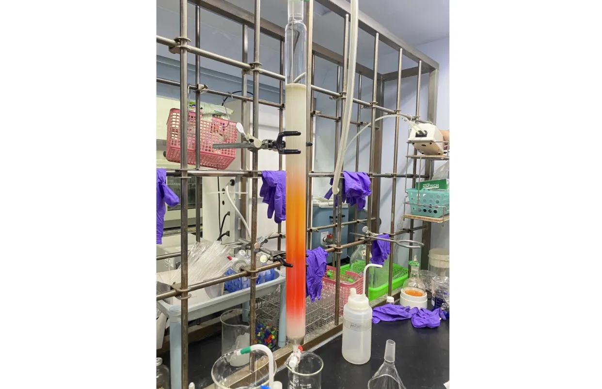 【分離的軌跡】柱中的漸層彷彿工程的筆跡，流速寫下停留時間，溶劑配比寫下洗脫選擇，分層寫出成分差異；那些看不見的作用力，最後都變成看得見的軌跡。
