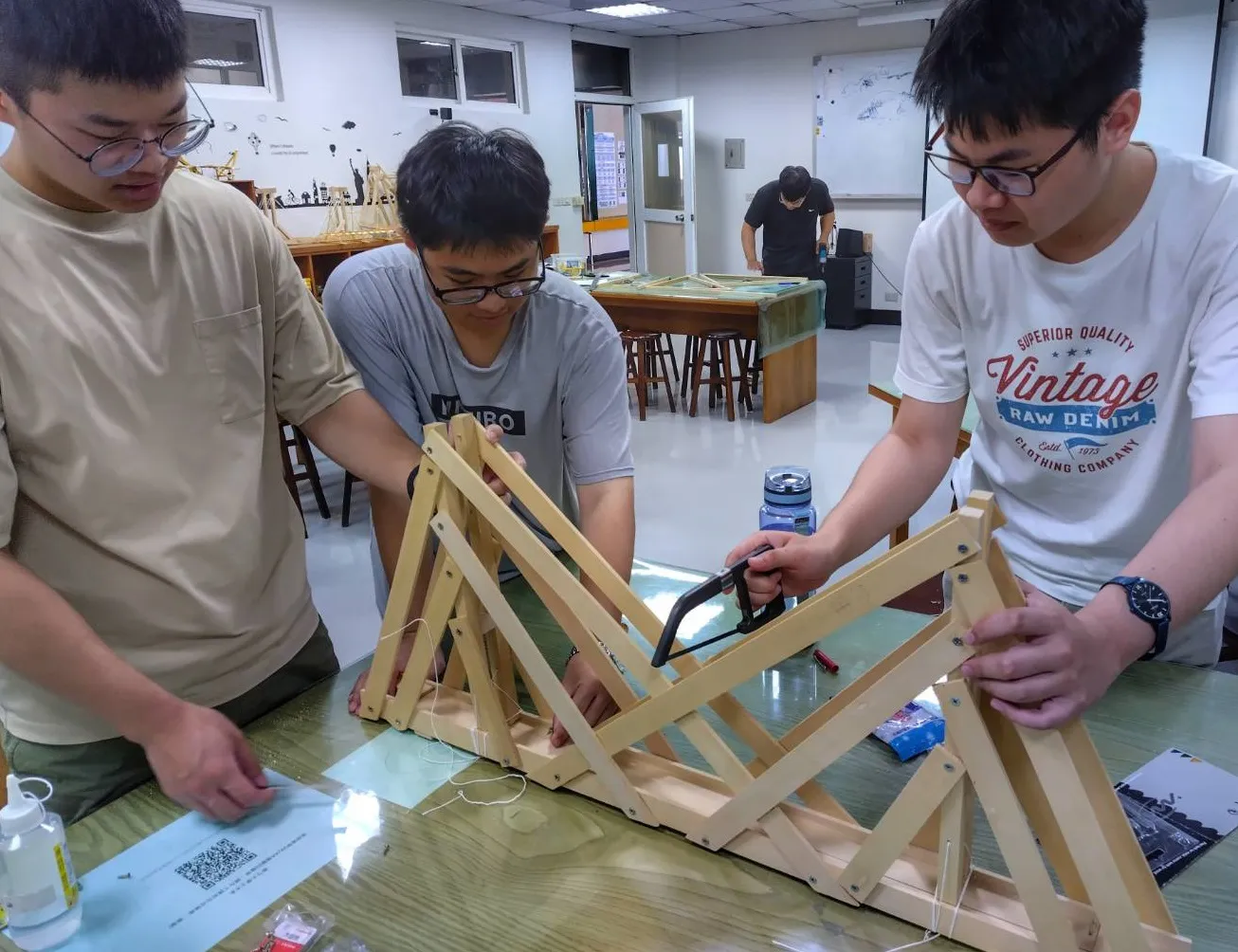 Equipped with a small universal testing machine, a circulating water tank, and computer equipment, providing students with hands-on practice opportunities.