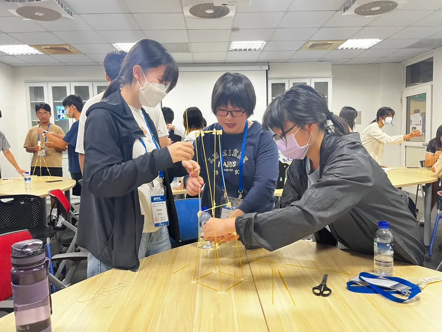 學習者於課程中可機動分組及隨時變動桌椅配置，提升學習成效
