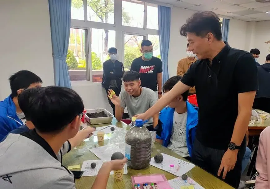 設有小型萬能試驗機，循環水槽和電腦設備，提供學生實作的空間