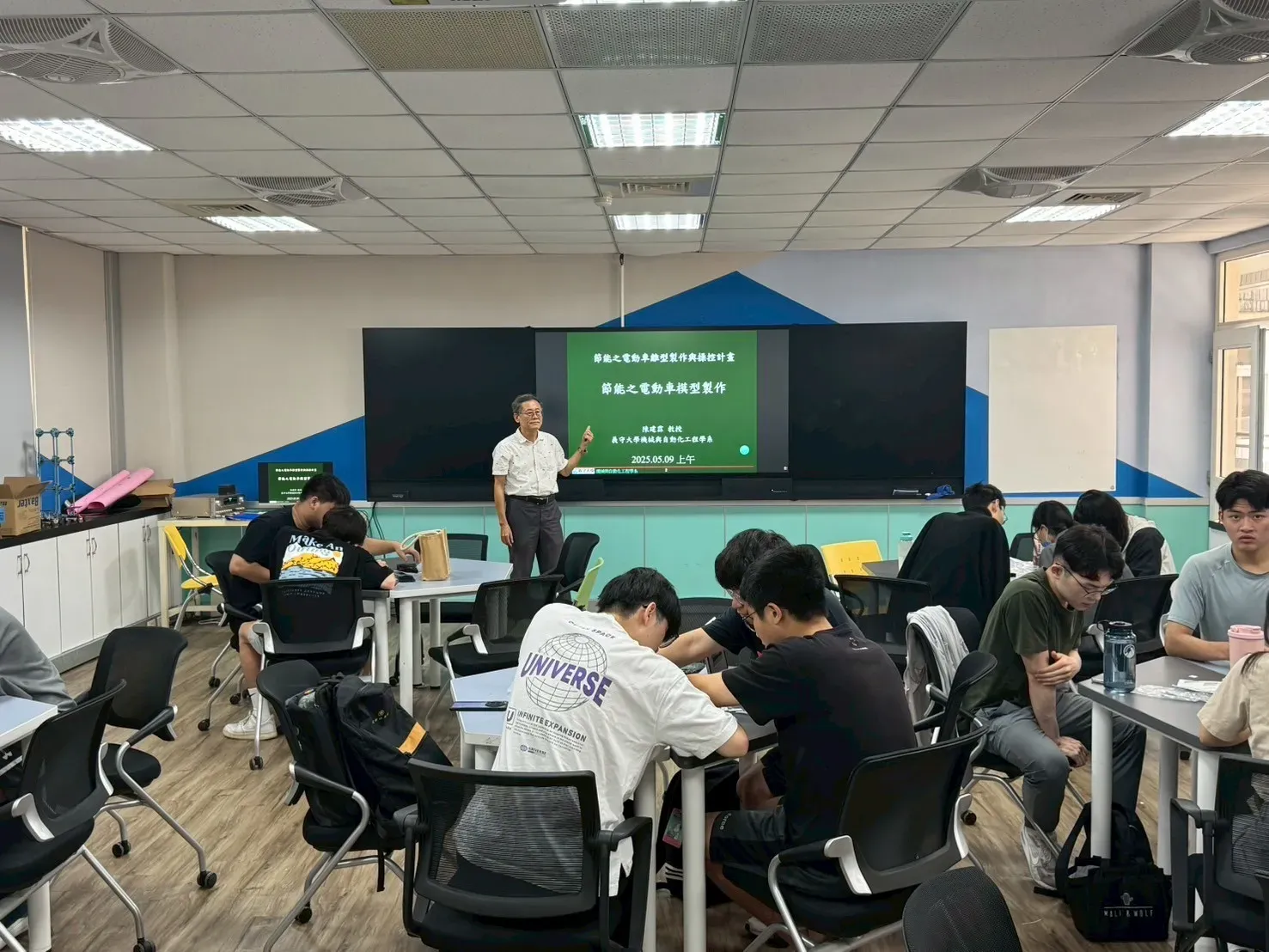 建置智慧型黑板及相關設備儀器，強化互動空間，全面提升教學環境